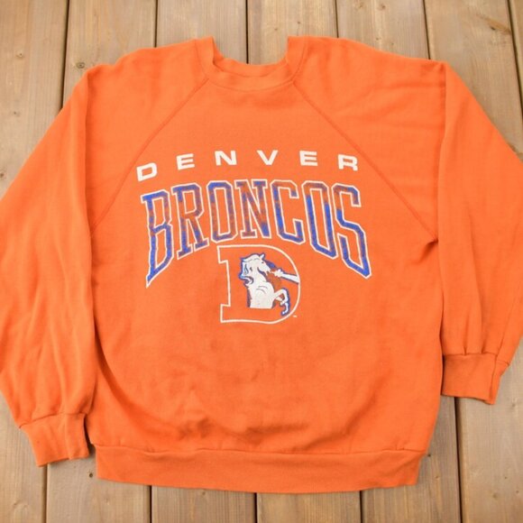 DENVER BRONCOS Football Sweatshirt Vintage Style 90s Denver Broncos Shirt Tee - Picture 1 of 2